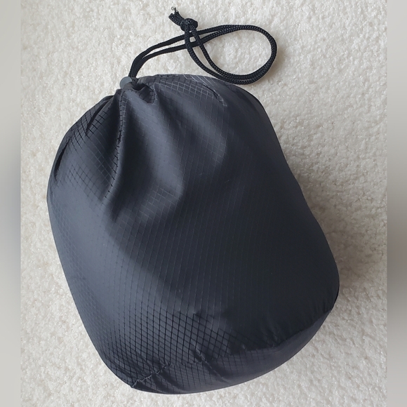 Neck Pillow with Carry Bag - Picture 4 of 8